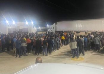 Detienen a cientos de migrantes hacinados dentro de un camión en México