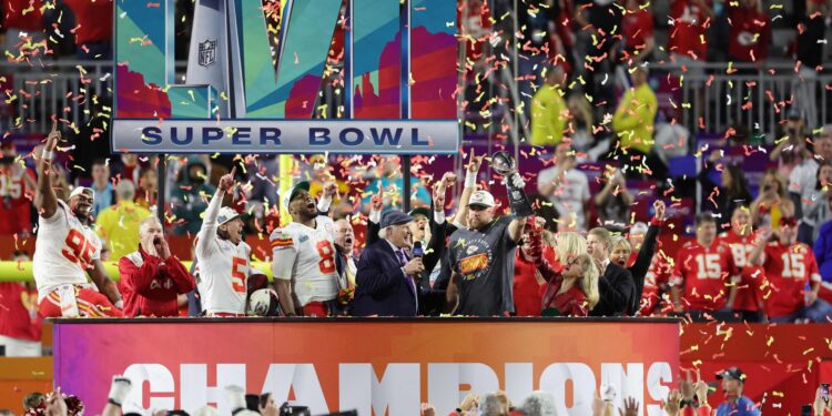 Los Kansas City Chiefs vencieron a los Philadelphia Eagles con un marcador 35-38 en la Super Bowl que se disputo el Domingo.