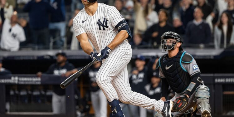 Giancarlo Stanton fue la figura de los Yankees ante los Marlins en un triunfo de remontada
